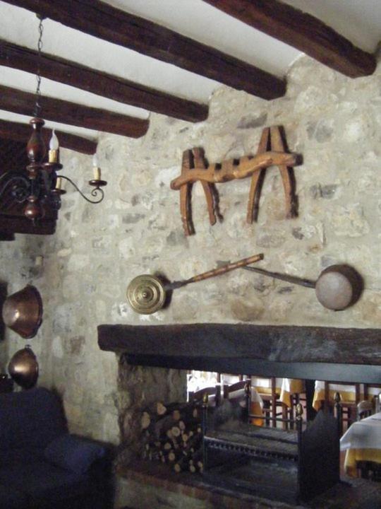 Hostal De La Rovira Oix Luaran gambar